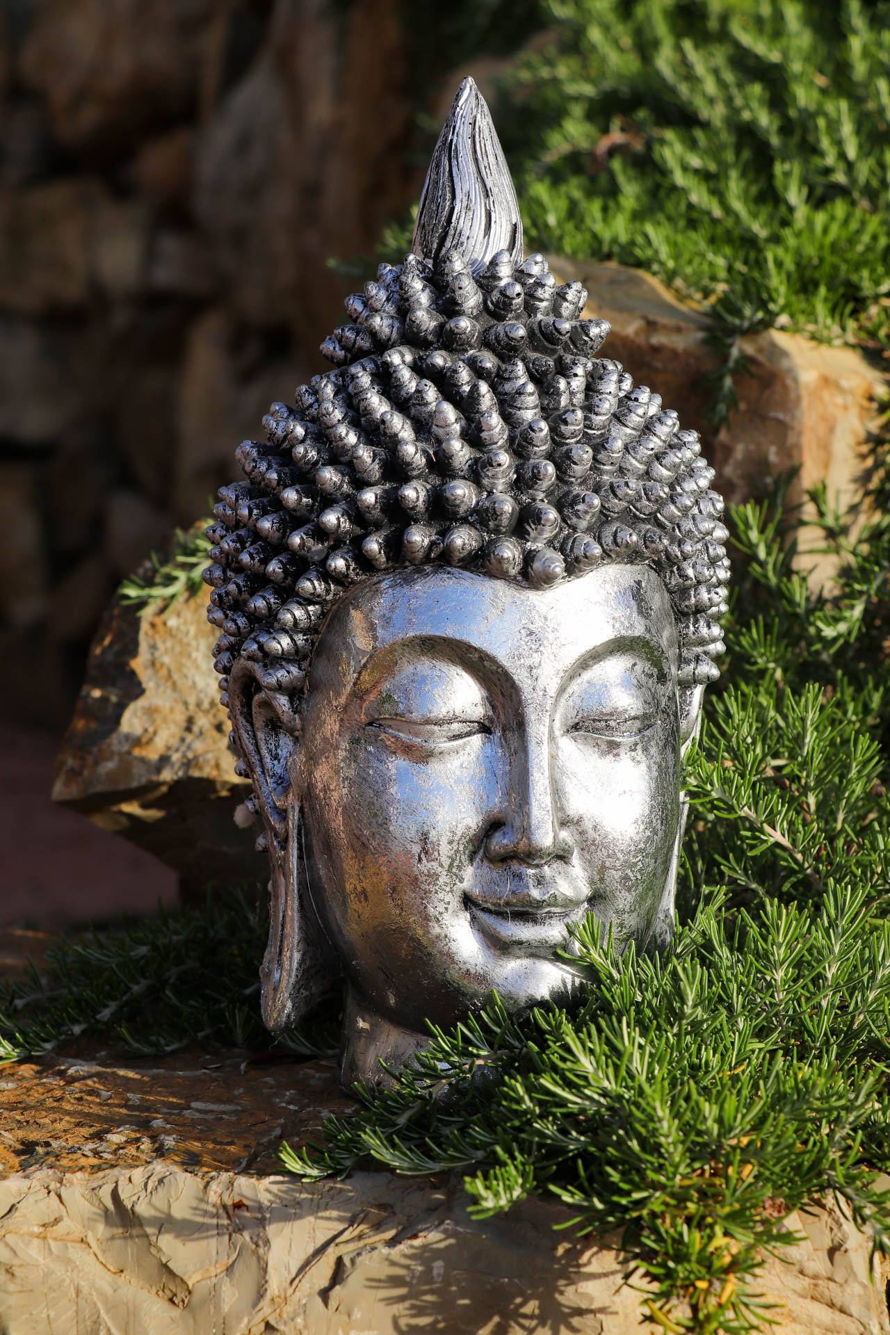 Buddha-Kopf im Garten des Landhauses Lucerna